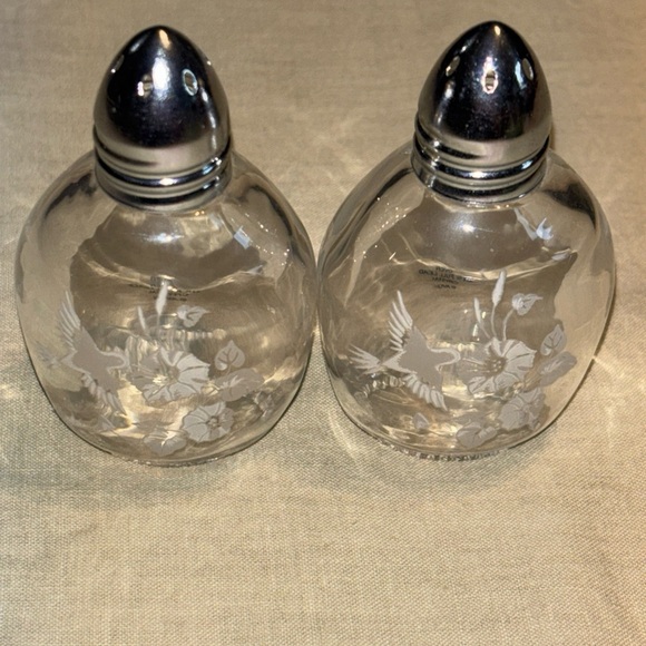 Vintage Avon  Salt &‎ Pepper Shakers - Hummingbird Etching 24% Full Lead Crystal - Picture 1 of 4